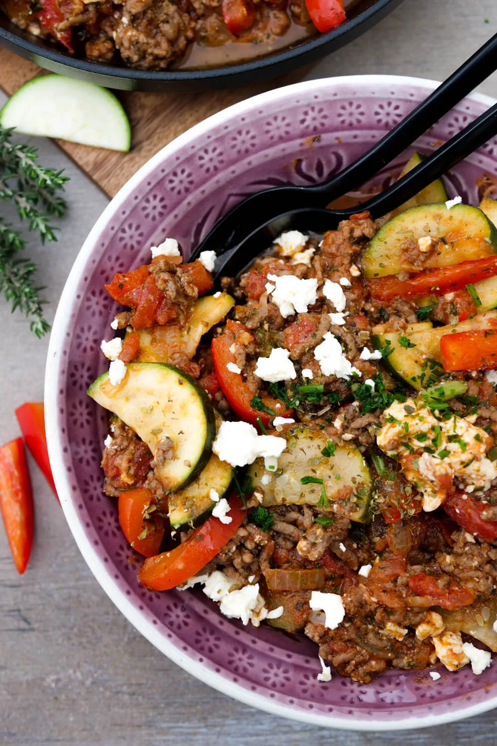 Low-Carb Hackfleisch-Gemüse-Pfanne mit Paprika, Zucchini und Feta, ein gesundes Gericht zum Vorkochen.