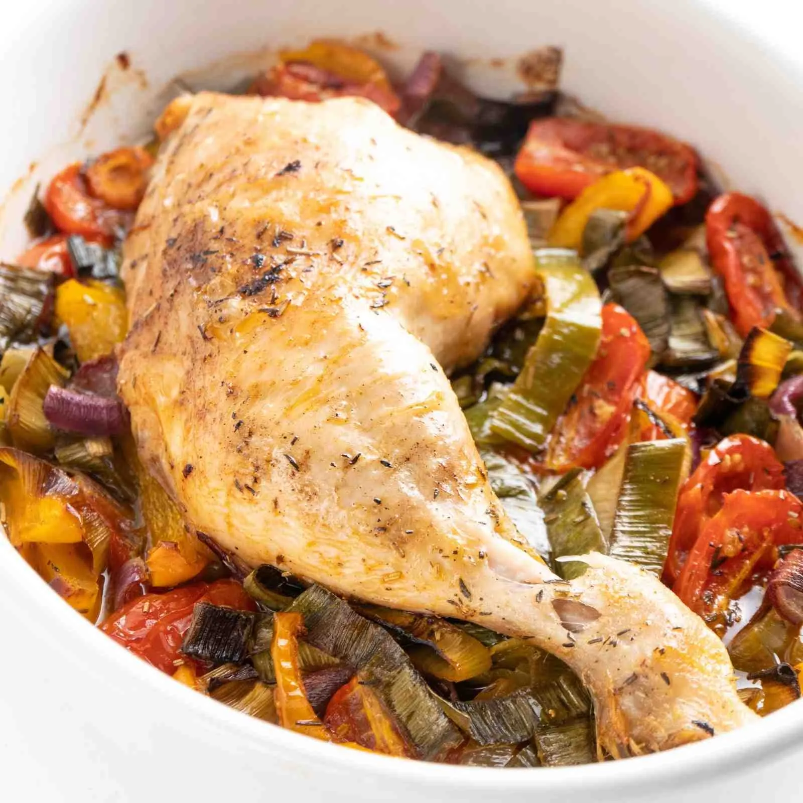 Low Carb Hähnchenschenkel mit Gemüse aus dem Ofen zum Keto Abendessen ohne Kohlenhydrate Mobile Featured Image