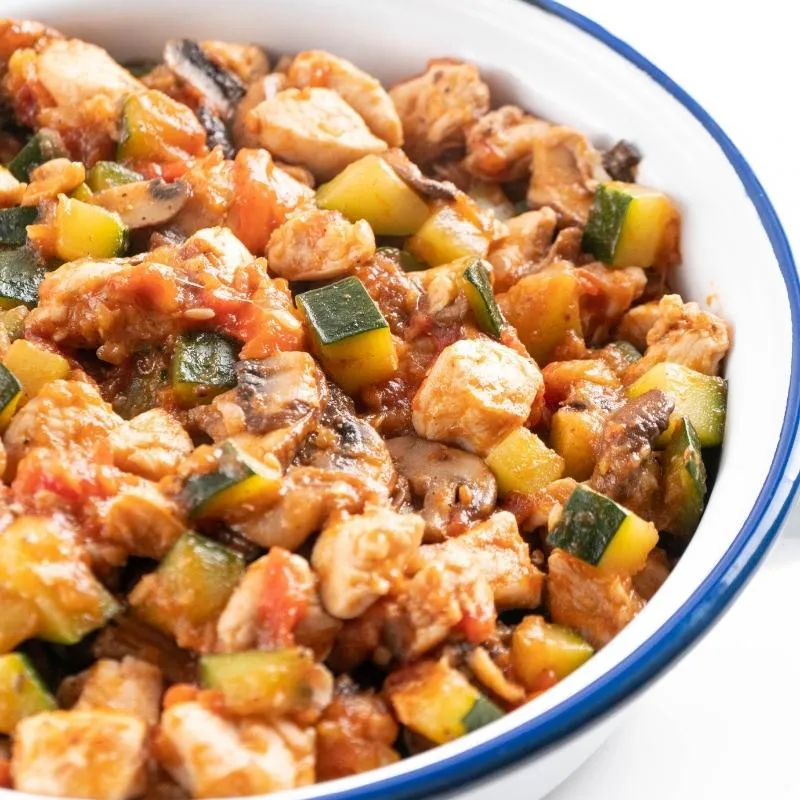 Low Carb &amp; Keto Hähnchen-Zucchini-Pfanne mit Pilzen ohne Kohlenhydrate Mobile Featured Image