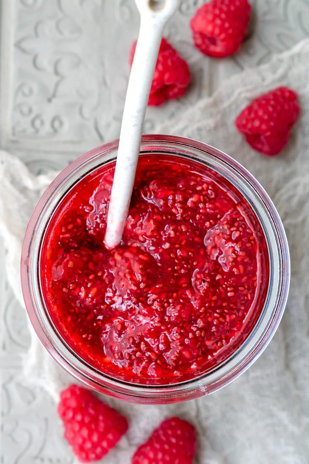 Low Carb Marmelade aus Chiasamen und Himbeeren im Glas