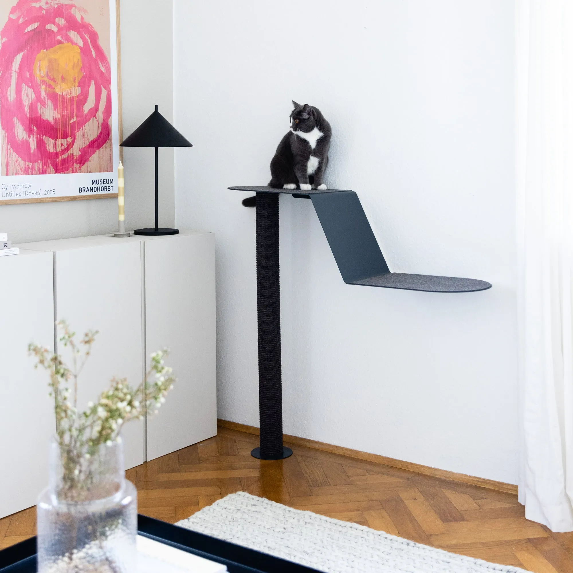 LucyBalu Designer Wandkratzbaum MAISONETTE in Anthrazit mit Katze
