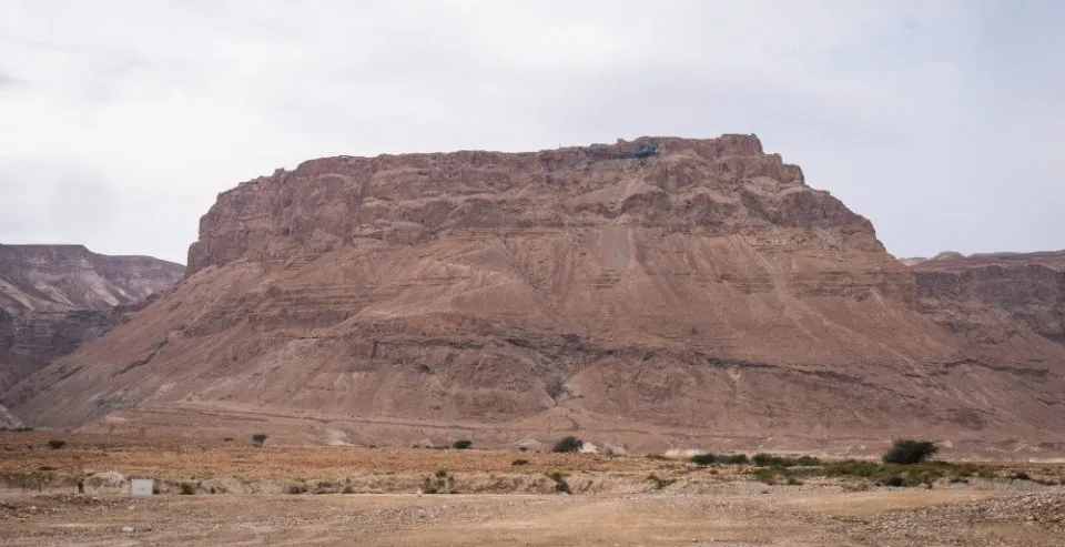 Luftaufnahme der Festung Masada, die ihre isolierte Lage zeigt.
