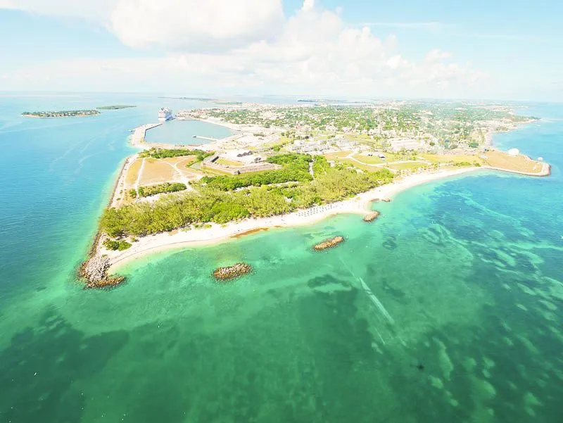 Luftaufnahme der Florida Keys mit dem Highway 1, umgeben von türkisblauem Meer unter strahlendem Augusthimmel