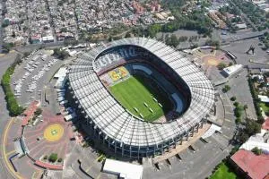 Luftaufnahme des ikonischen Aztekenstadions in Mexiko-Stadt, Spielstätte des Eröffnungsspiels der WM 2026