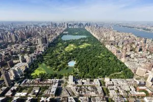 Luftaufnahme des weitläufigen Central Parks in Manhattan, ein grünes Paradies und wichtiger Bestandteil der New York City Reisetipps.