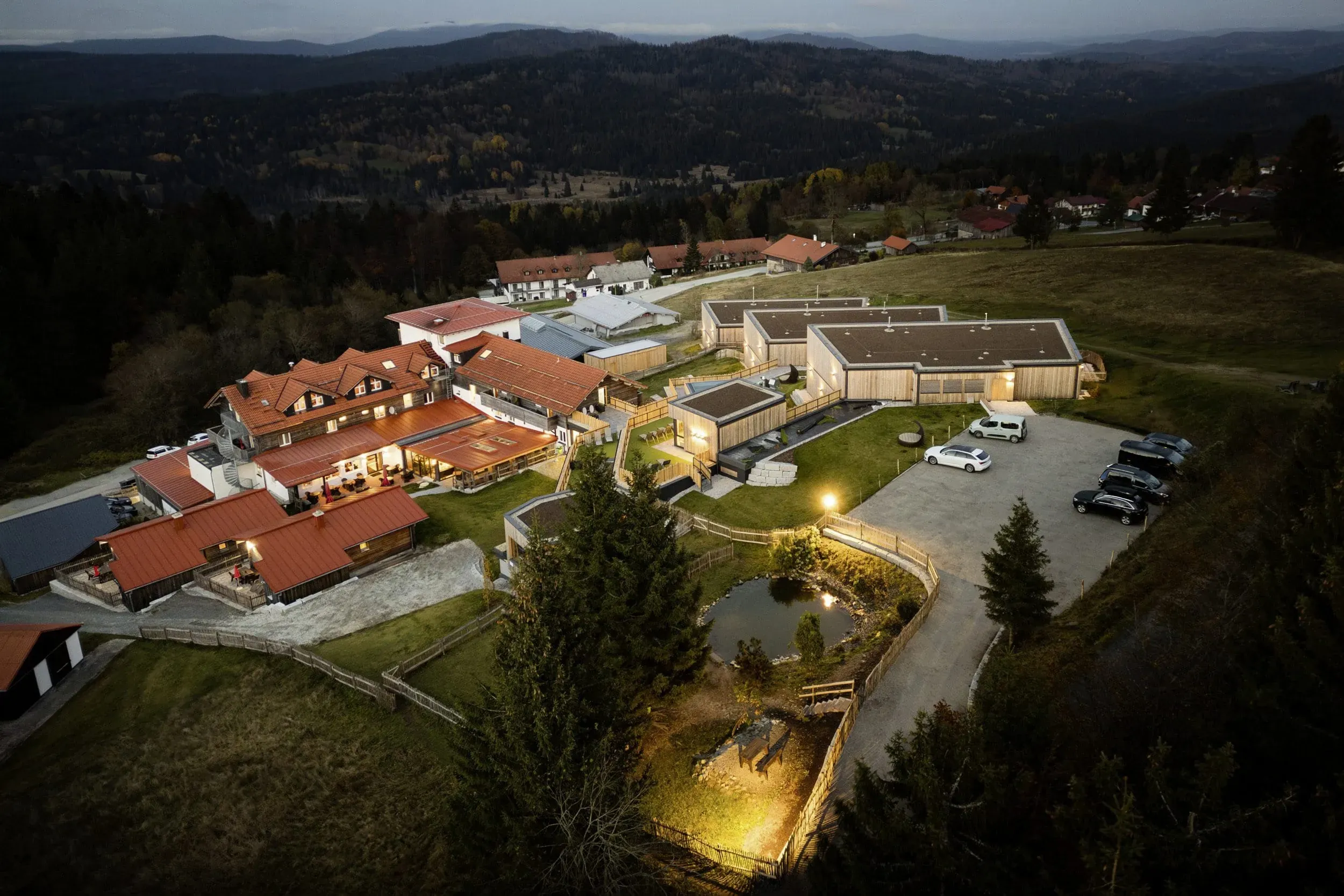 Luftaufnahme des weitläufigen Hunderesort Waldeck in Philippsreut, das mit seiner umfangreichen Anlage für Hundetraining und Entspannung im Bayerischen Wald punktet.