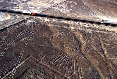 Luftbild der Nazca-Ebene mit Panamericana
