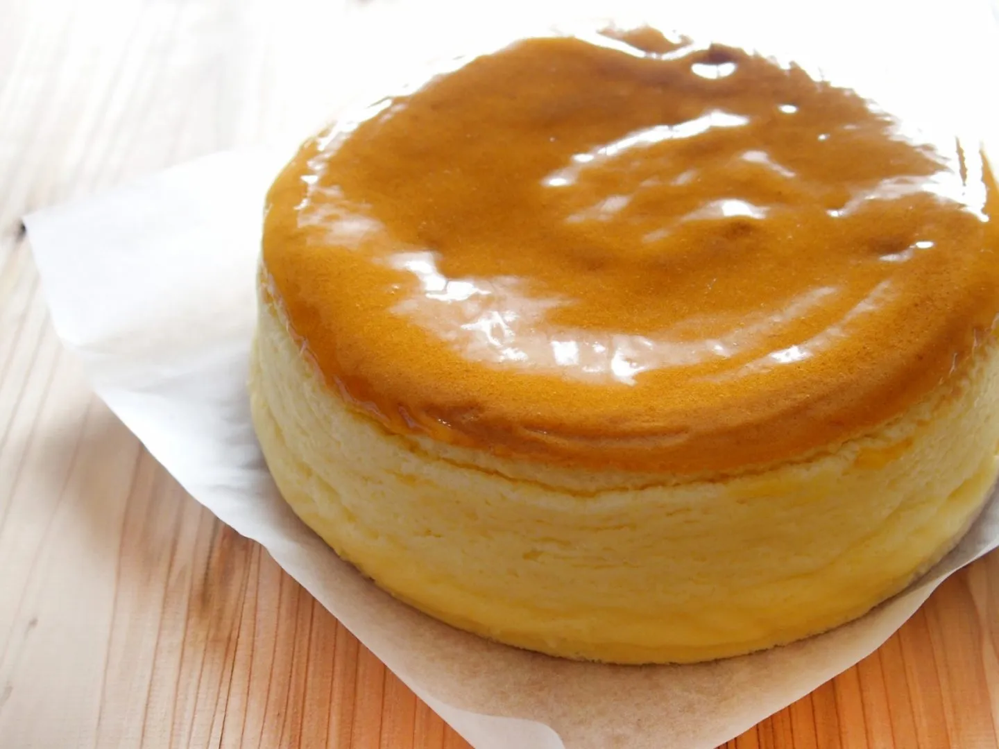 Luftiger japanischer Soufflé-Käsekuchen mit charakteristischer ungleichmäßiger Oberfläche, ideal als leichter Geburtstagskuchen