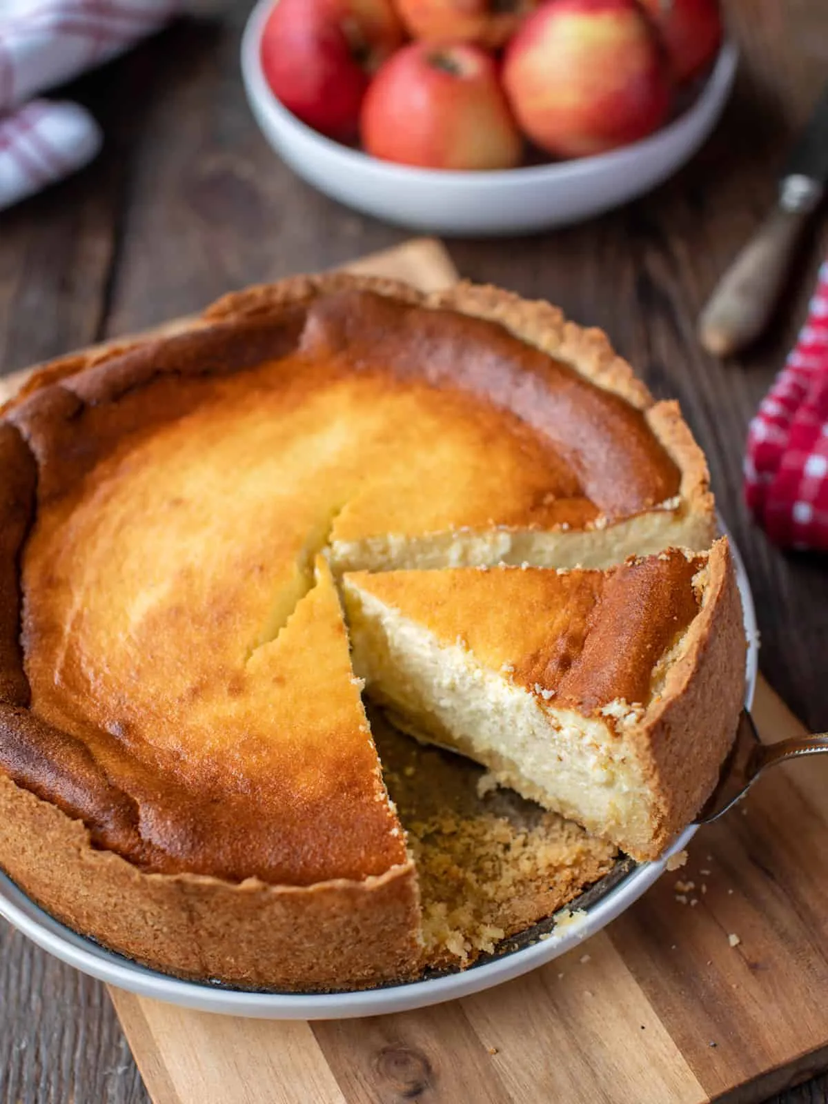 Luftiger Käsekuchen mit Quark kurz vor dem Servieren