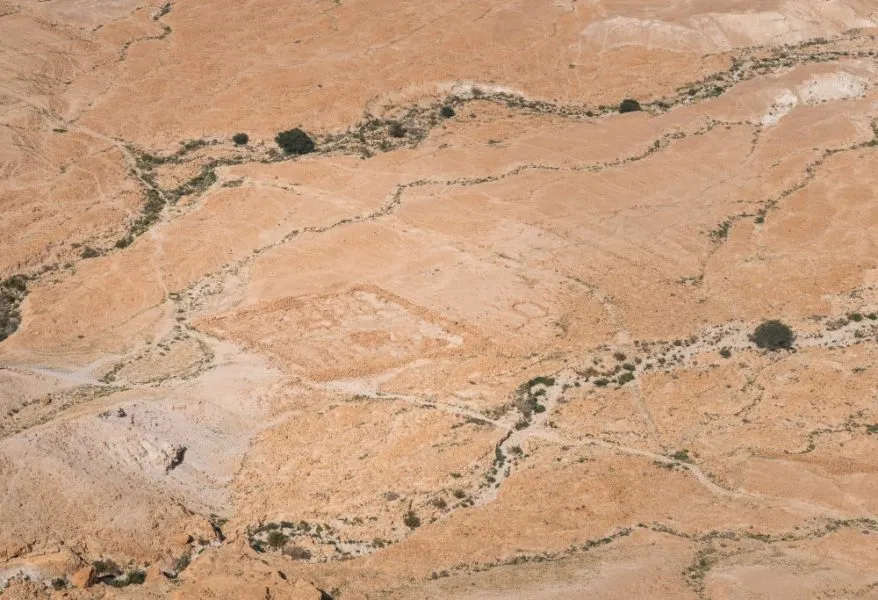 Luftperspektive auf Masada mit den umliegenden römischen Lagern und Wällen.