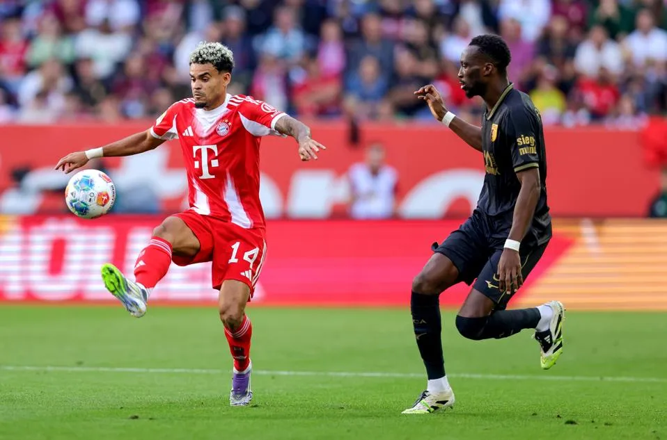 Luis Diaz von FC Bayern München im Bundesliga-Spiel gegen den FC Augsburg, Symbol für die hohen Investitionen bei Bayern Transfers.