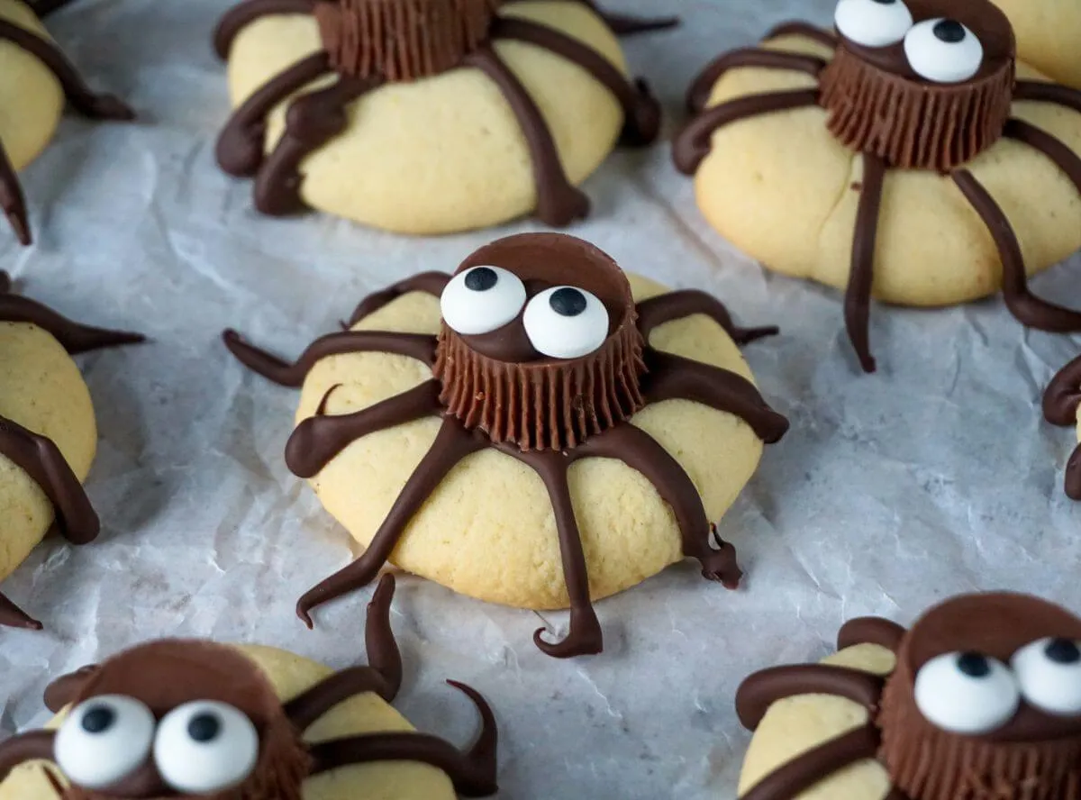 Lustige Spinnenkekse für Halloween