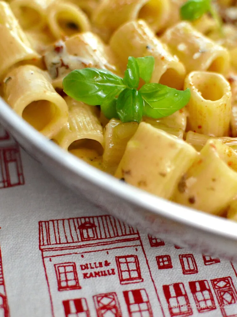 Luxuriöse Pasta in cremiger Sauce mit Basilikum und getrockneten Tomaten