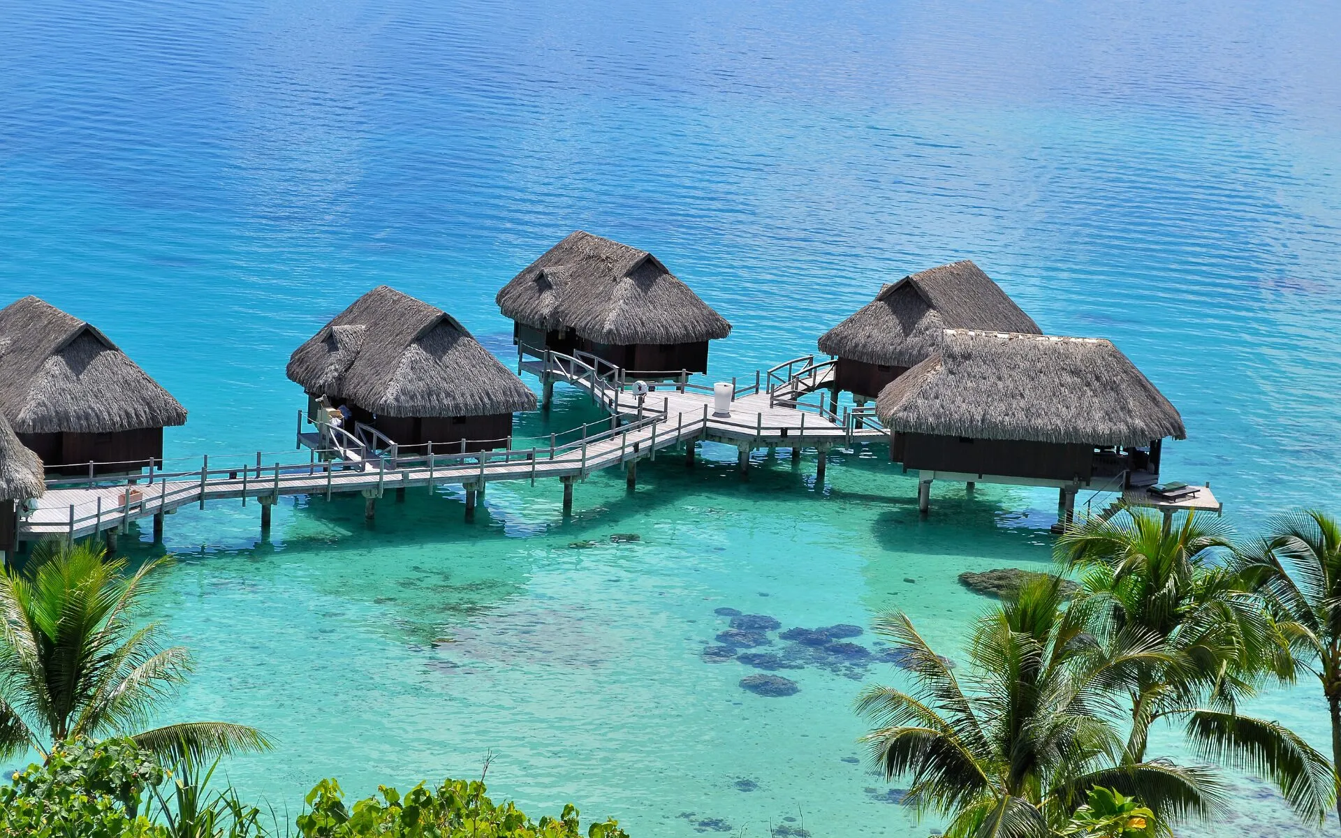Luxuriöse Wasserbungalows in Bora Bora mit Blick auf den Ozean