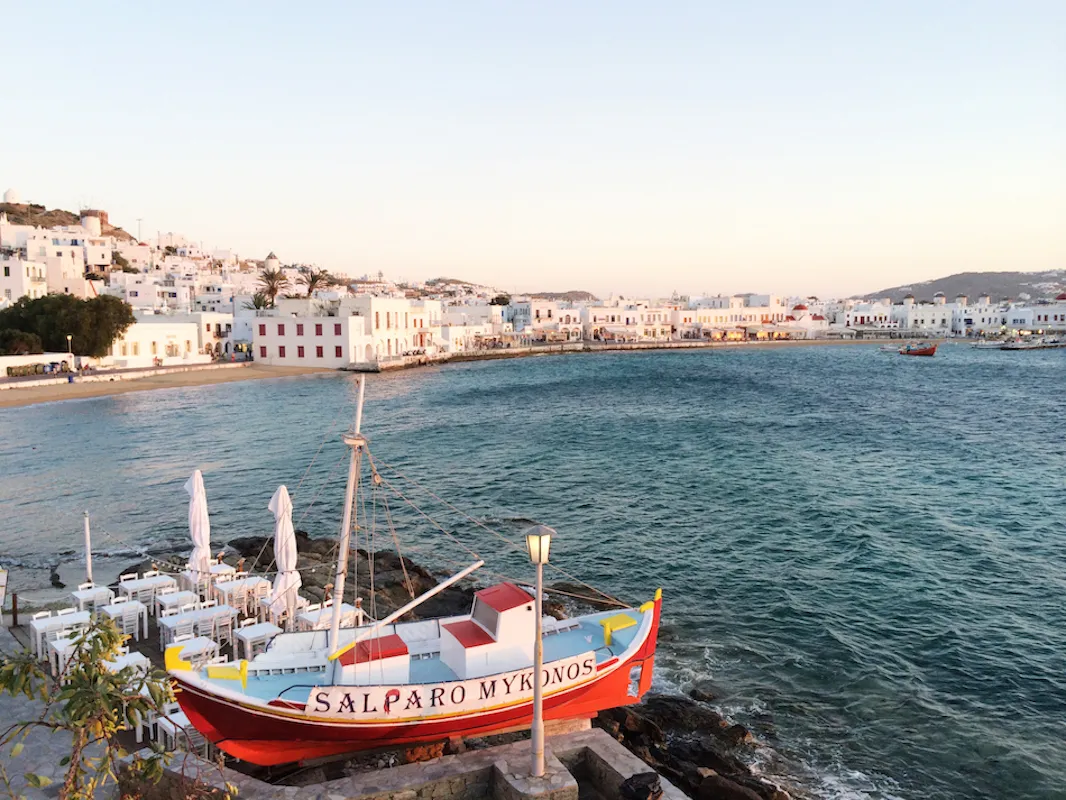 Luxuriöser Poolbereich des San Giorgio Mykonos mit Blick auf das Ägäische Meer, ein Ort der Entspannung und des Bohème-Chics