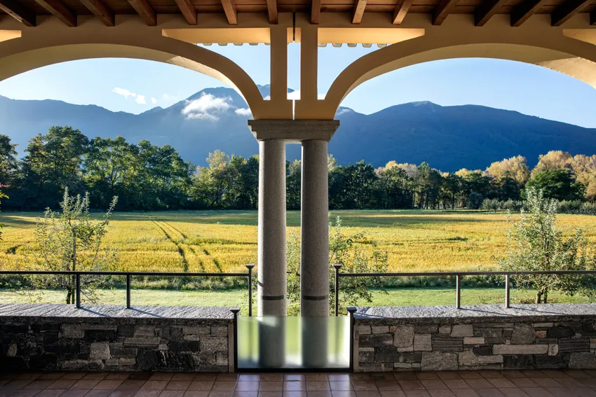 Luxuriöses Castello del Sole am Lago Maggiore mit weitläufigen Grünflächen und Blick auf den See