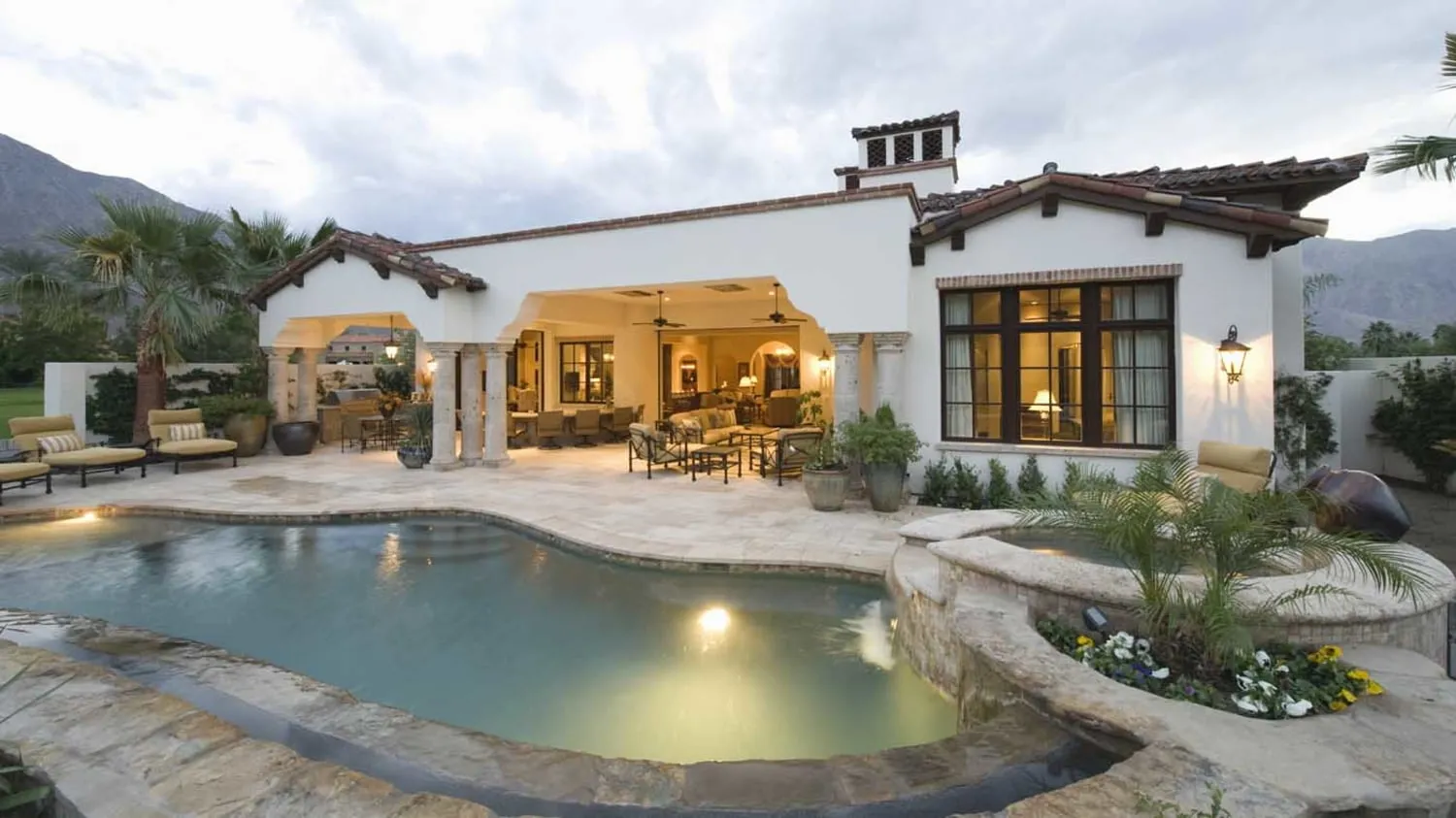 Luxuriöses Ferienhaus in Bergkulisse mit Swimmingpool, das als Teil eines Erbes zur Erbschaftssteuer bei der Lebensversicherung beitragen kann.