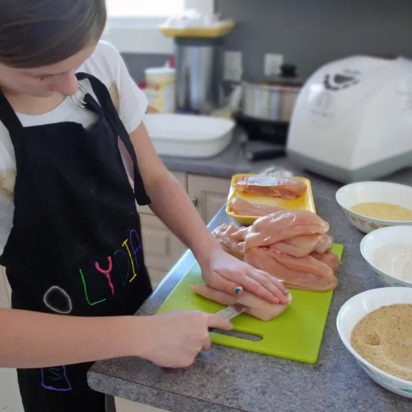 Lydia schneidet eine Tasche in eine Hähnchenbrust für Cordon Bleu
