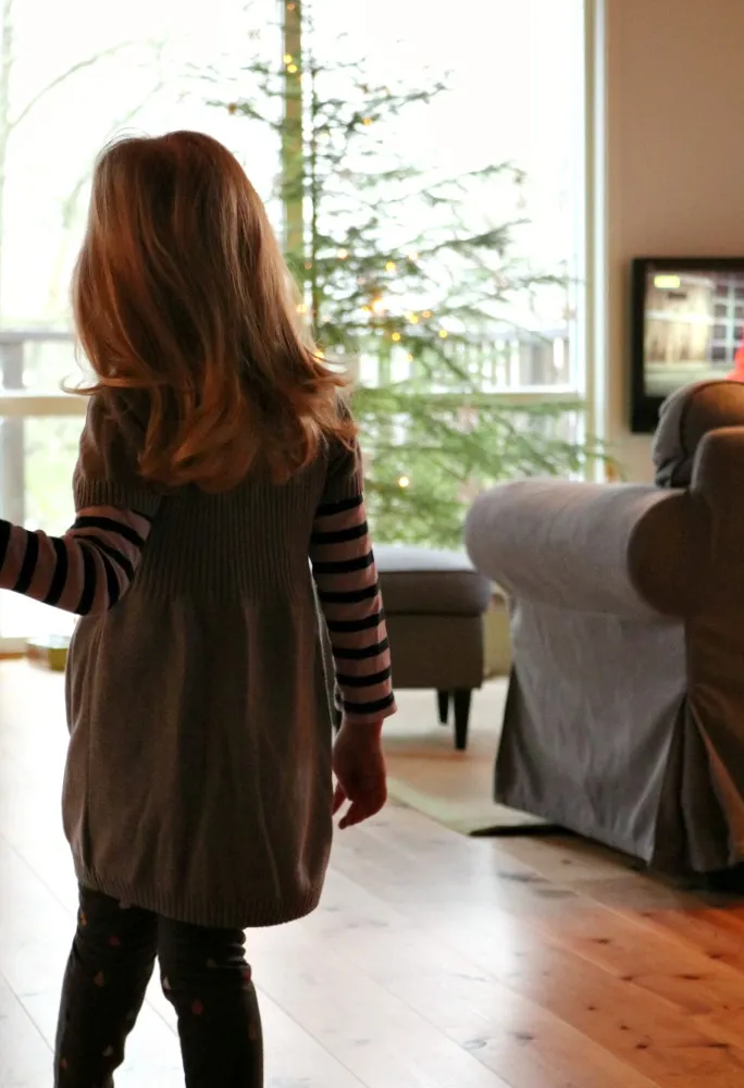 Mädchen mit Bastelarbeiten am Tisch