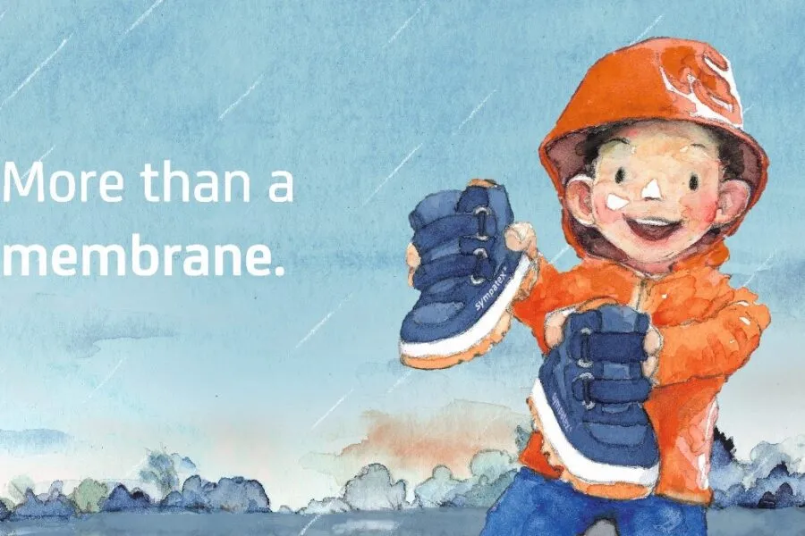 Mädchen pflanzt Baum