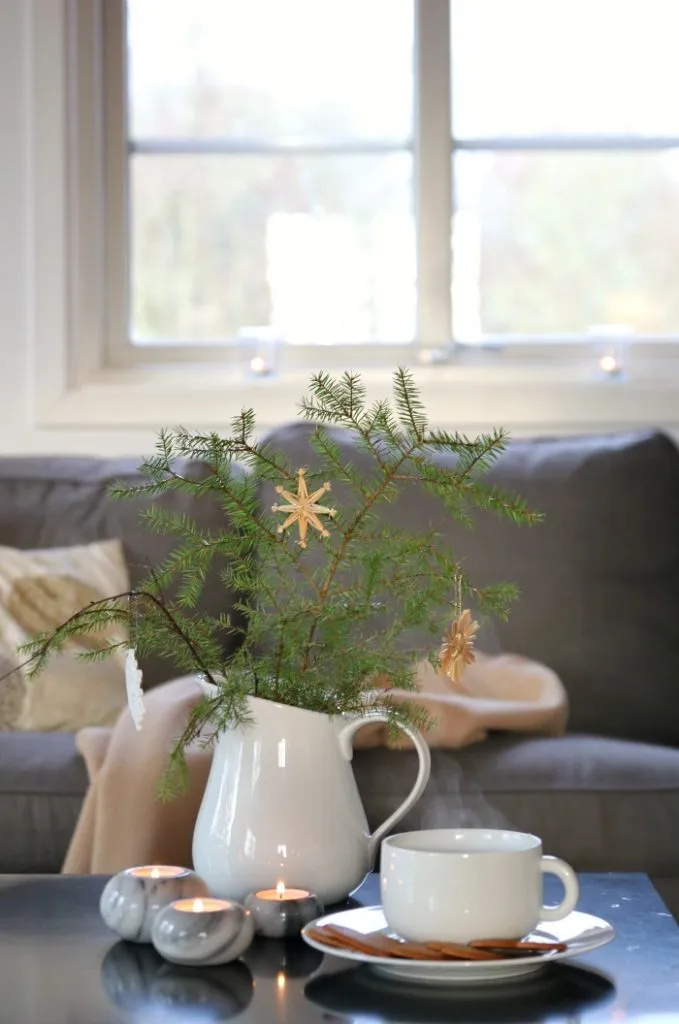 Mädchen schmückt Weihnachtsbaum
