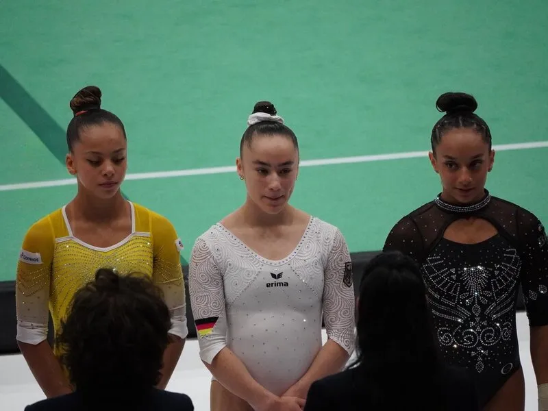 Madita Mayr beweist ihr Können am Boden bei einem internationalen Turnier