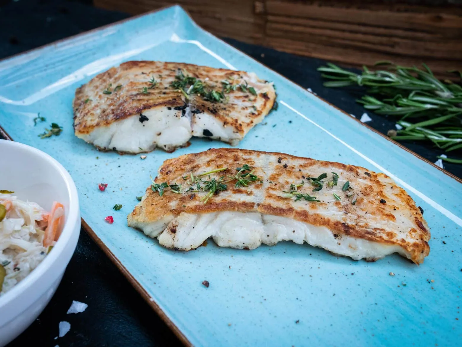 Mageres Seelachsfilet wird auf der Grillplatte zubereitet, um ein zartes und saftiges Ergebnis zu gewährleisten.