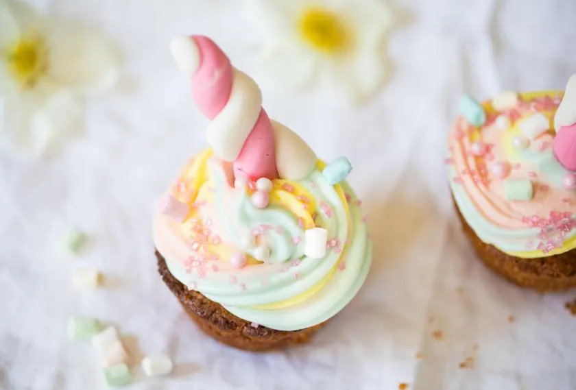 Magische Einhorn-Cupcakes mit bunten Pastellfarben für den Kindergarten