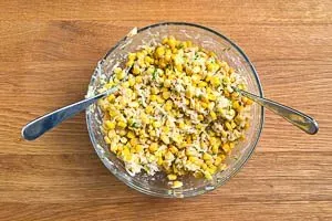 Mais, Käse und Schnittlauch hinzufügen