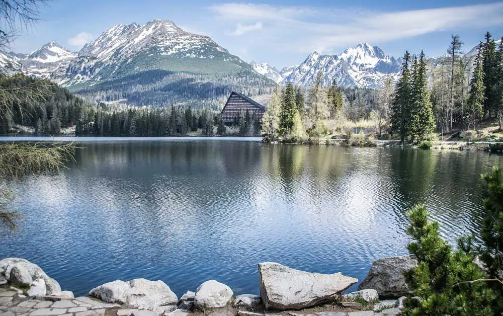 Majestätische Berglandschaft der Hohen Tatra in der Slowakei mit einem klaren See im Tal