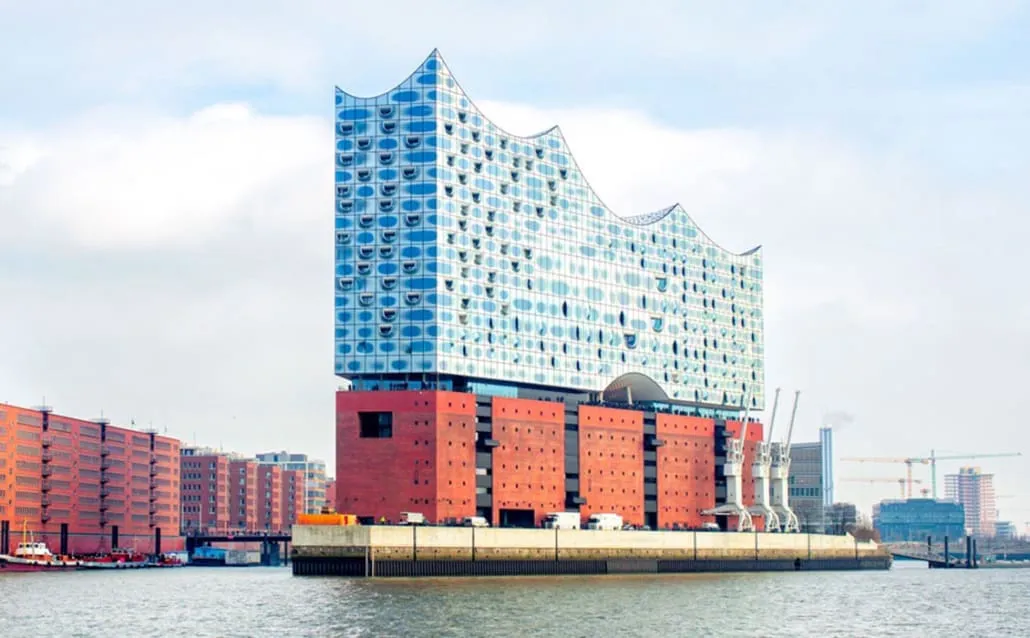 Majestätische Elbphilharmonie in Hamburg, vom Wasser der Elbe aus gesehen, während des Hafengeburtstags im Mai.