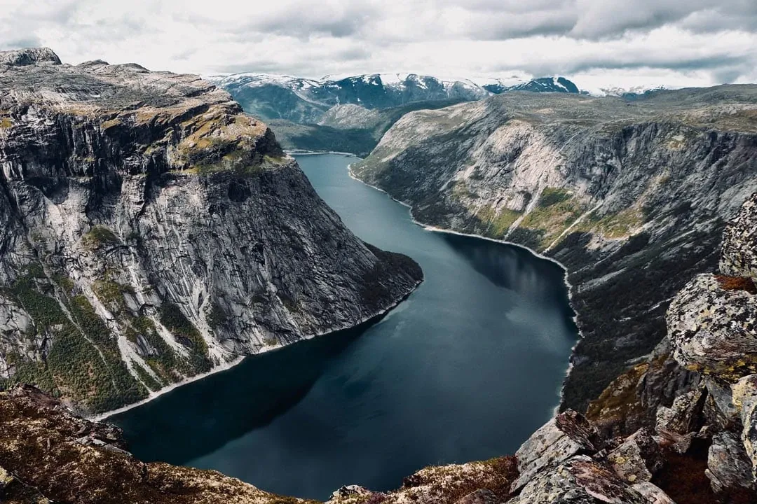 Majestätische Fjorde in Norwegen, ein atemberaubendes Reiseziel in Europa, das Naturliebhaber begeistert.