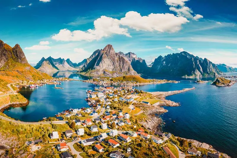 Majestätische Fjordlandschaft in Norwegen im August mit Preikestolen im Vordergrund