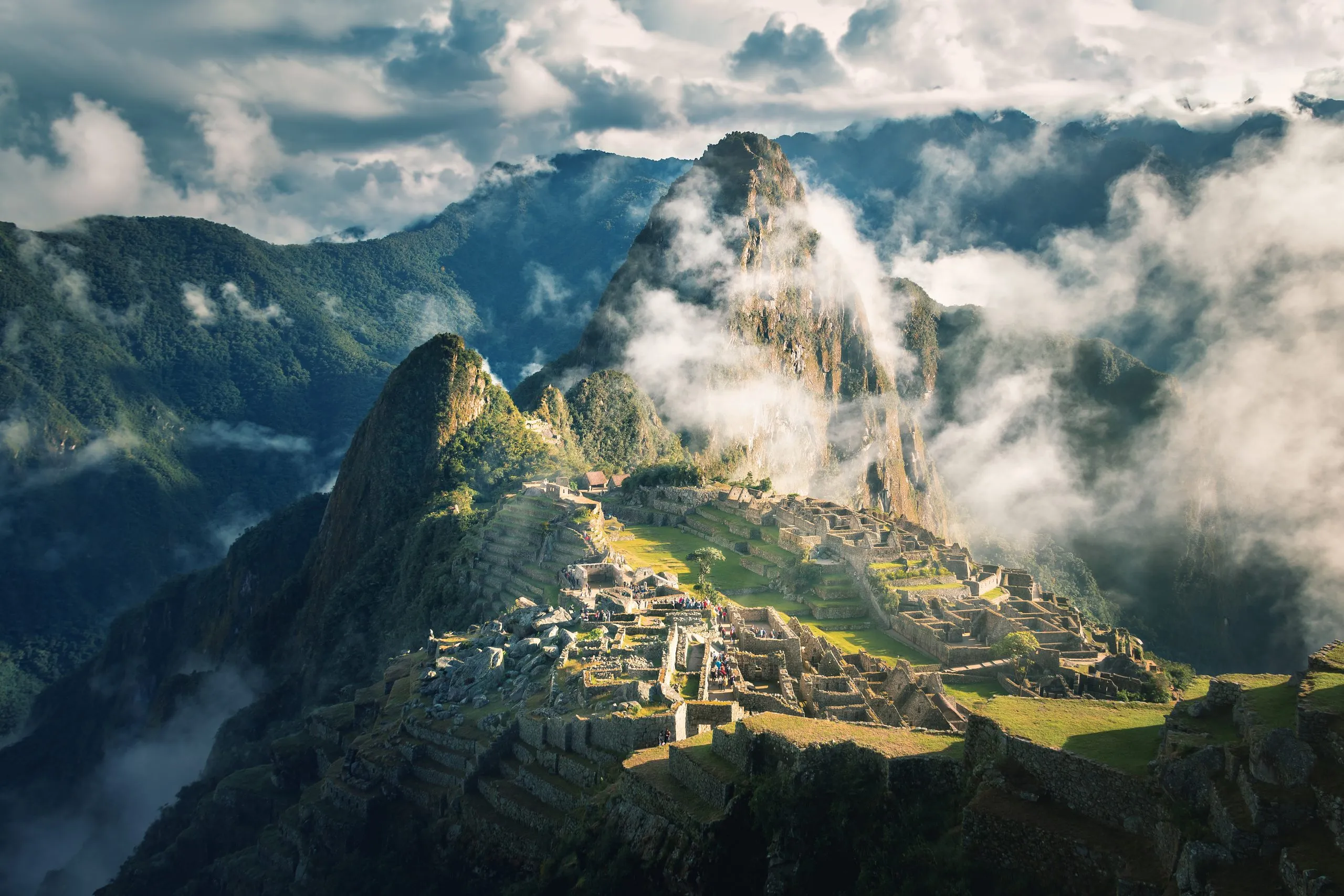 Majestätische Inka-Stätte Machu Picchu in den Anden, Peru, als Symbol für globale Entdeckungsreisen mit ZEIT REISEN