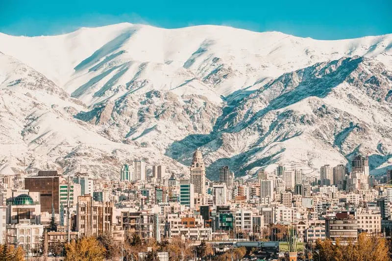 Majestätische schneebedeckte Alborz-Berge bei Teheran im Iran, ideal zum Skifahren im März