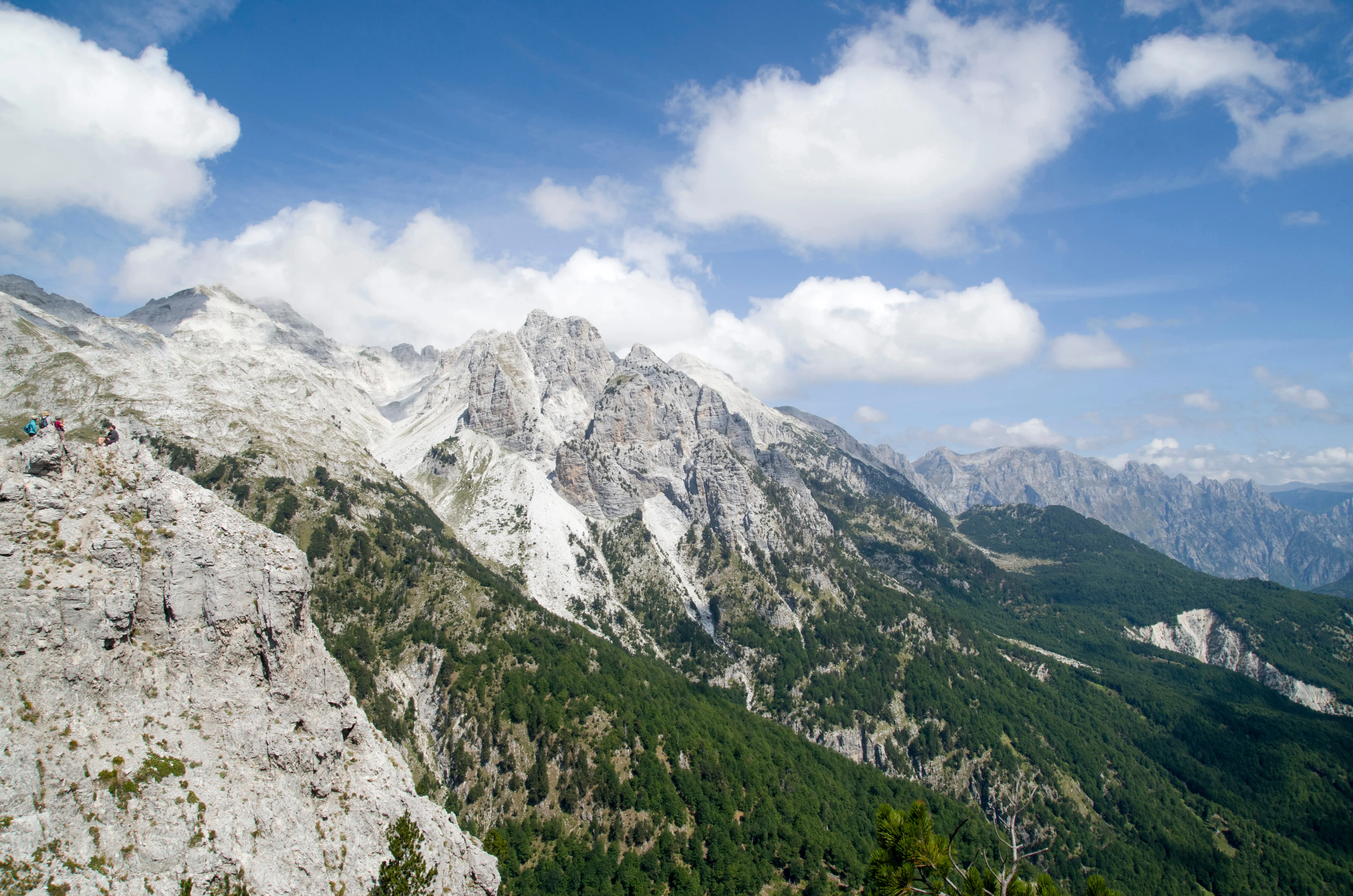 Majestätischer Blick auf die Gipfel der Albanischen Alpen (Prokletije) mit grünen Tälern