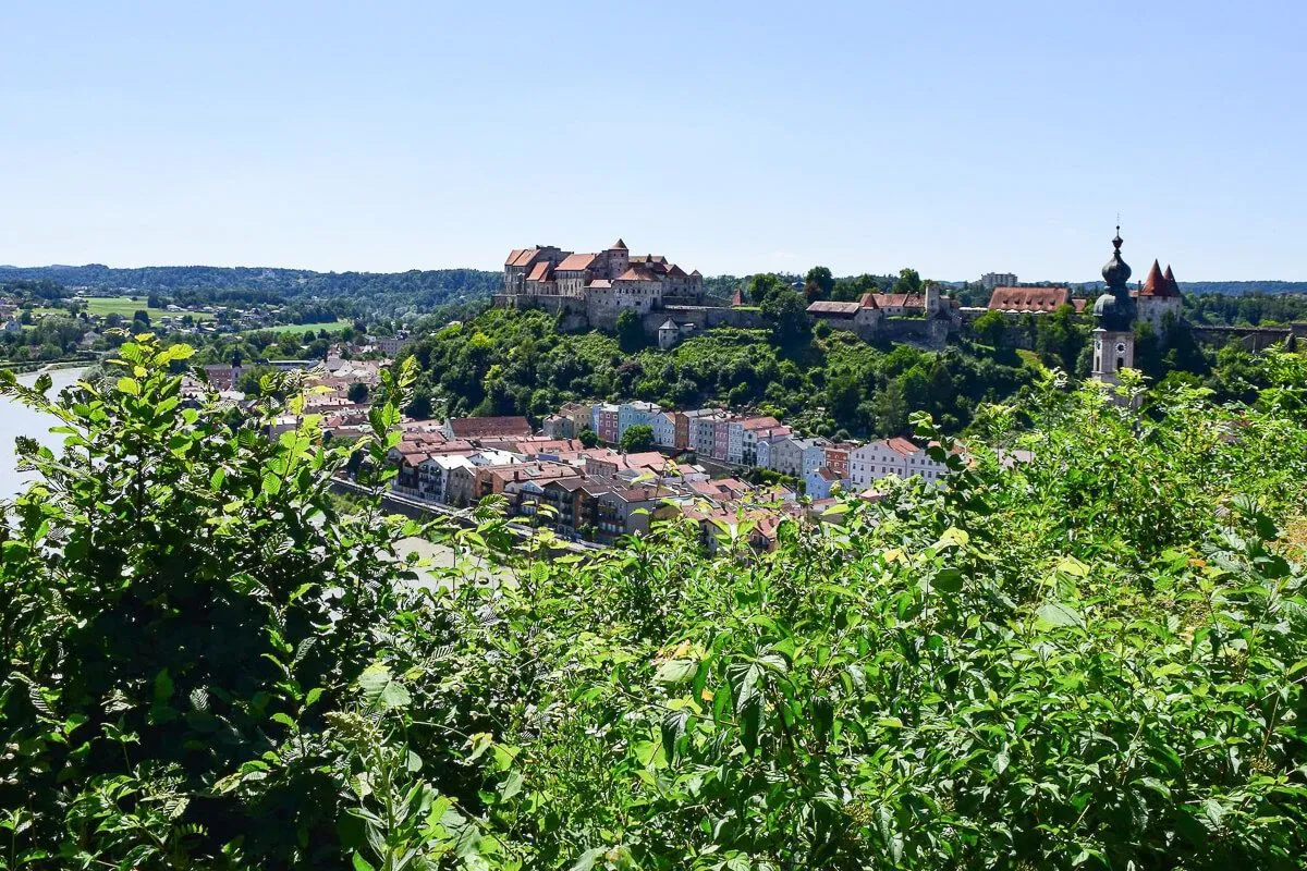 Majestätischer Blick: Das Gesamtensemble von Burghausen mit Burg, Stadt und Salzach vom Aussichtspunkt Ach aus gesehen