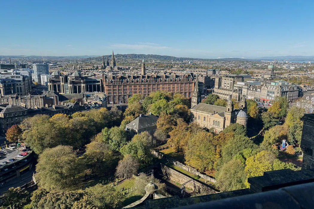 Majestätisches Edinburgh Castle thront über der schottischen Hauptstadt, Blick auf die Stadt