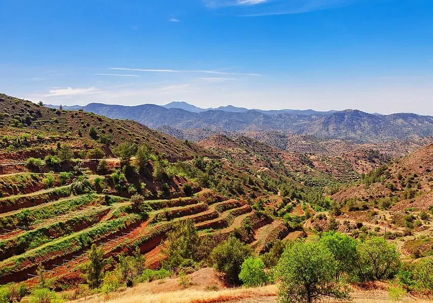 Majestätisches Troodos-Gebirge auf Zypern, ideal für Wanderungen im warmen Oktober