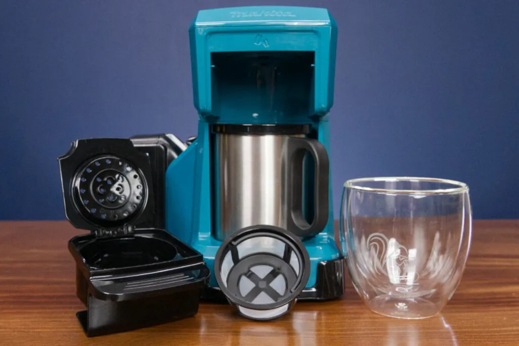 Makita Kaffeemaschine mit Thermobecher und Zubehör