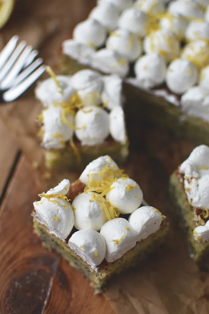 Makroaufnahme der Textur eines Zitronen-Mohn-Blechkuchens nach dem Backen