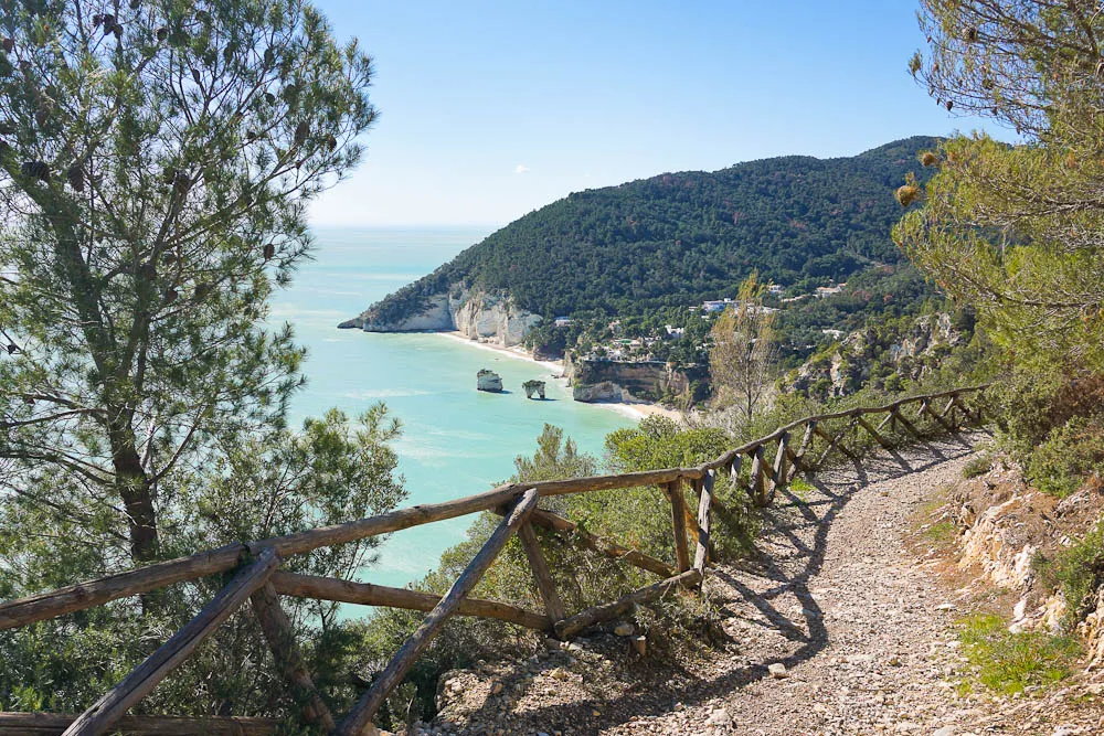 Malerische Baia dei Mergoli in Apulien, Süditalien im Winter