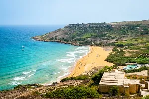 Malerische Bucht Ramla Bay auf Gozo, Malta, im Herbstlicht