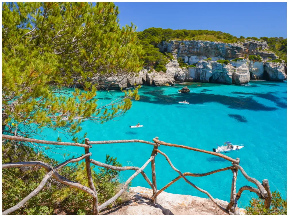 Malerische Bucht von Cala Macarelleta auf Menorca