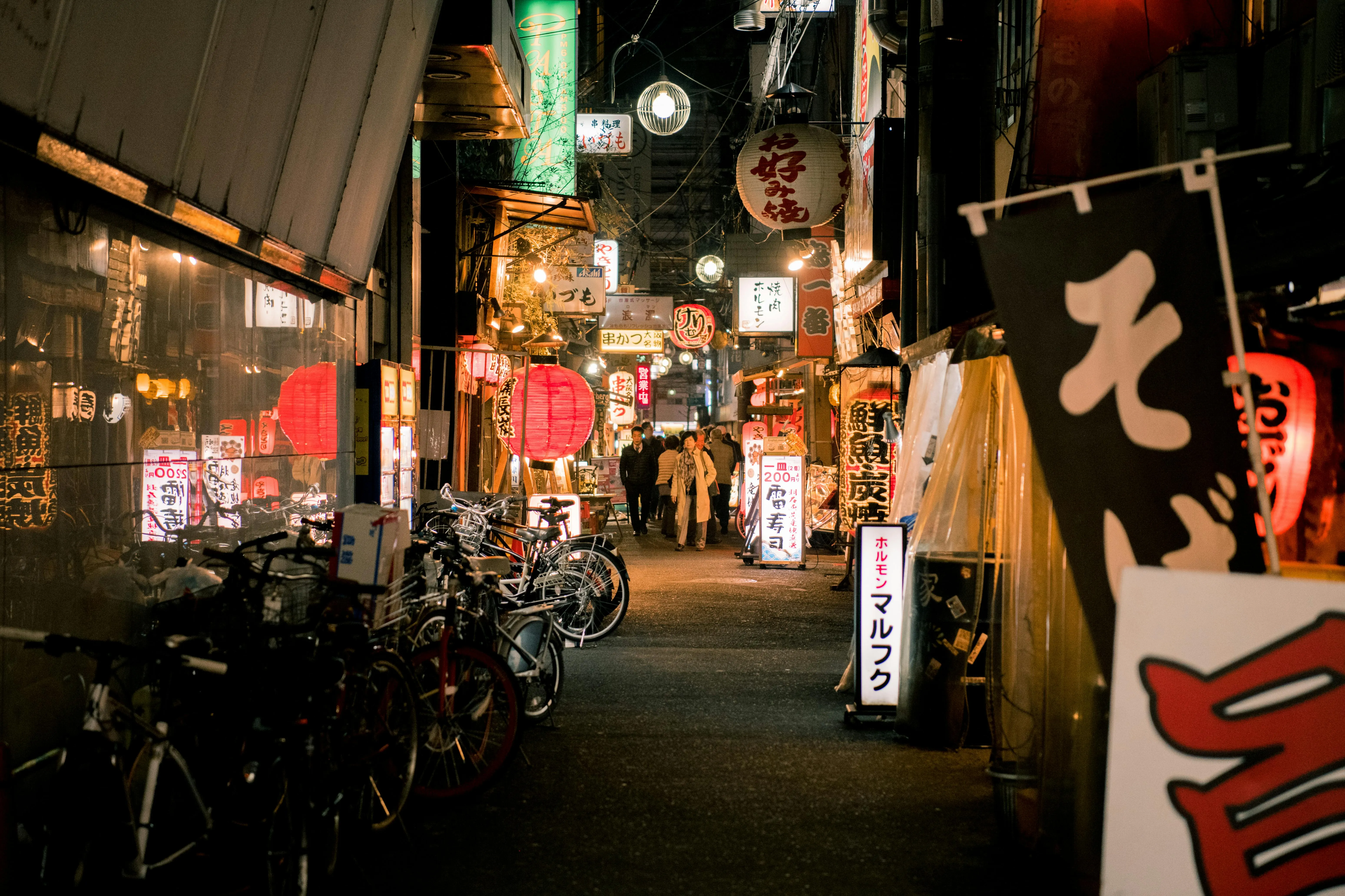 Malerische Gasse in Kyoto, Japan, mit traditionellen Gebäuden und Lichtern