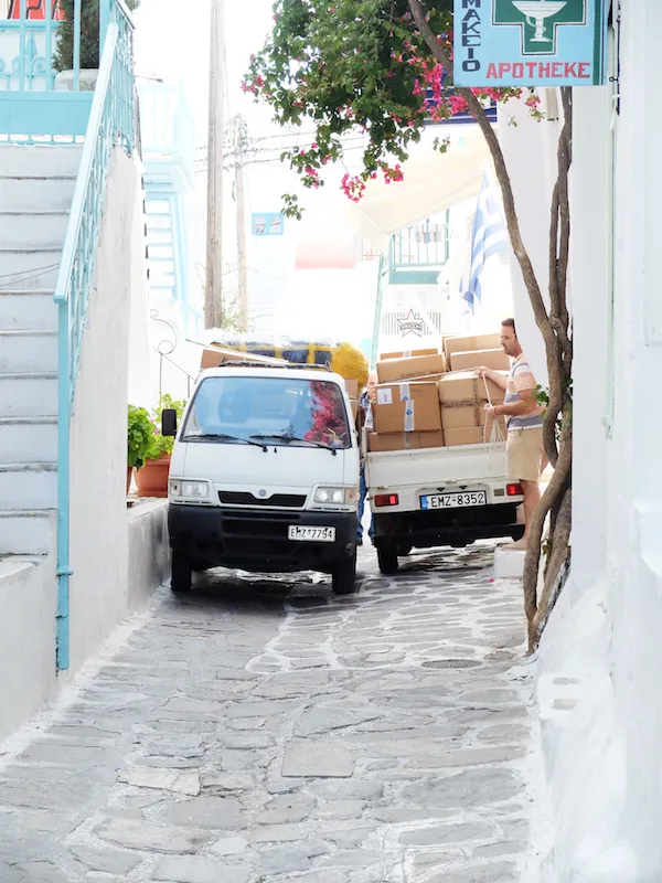 Malerische Gasse in Mykonos Stadt mit den typisch weißen Häusern und bunten Blumen, ideal für einen entspannten Mykonos Urlaub