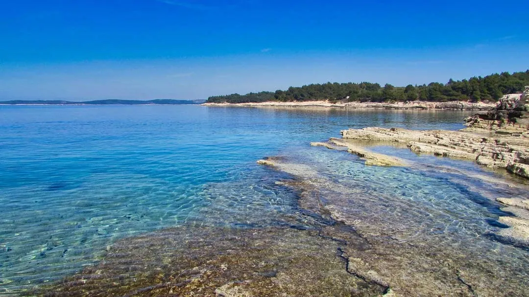 Malerische Küste Istriens in Europa, ein beliebtes Reiseziel für Familien mit schönen Stränden.