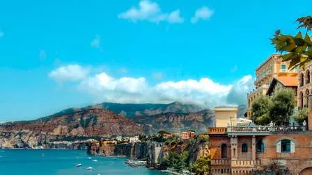 Malerische Marina Piccola auf Capri, Italien, mit bunten Booten, klarem Meer und der felsigen Küste im Hintergrund.