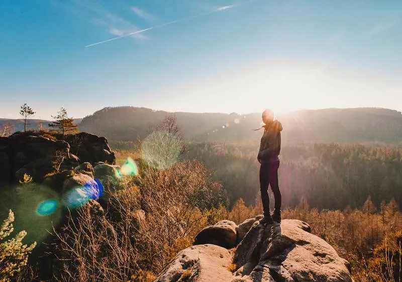 Malerische Winterlandschaft im Elbsandsteingebirge der Sächsischen Schweiz mit bizarren Felsformationen
