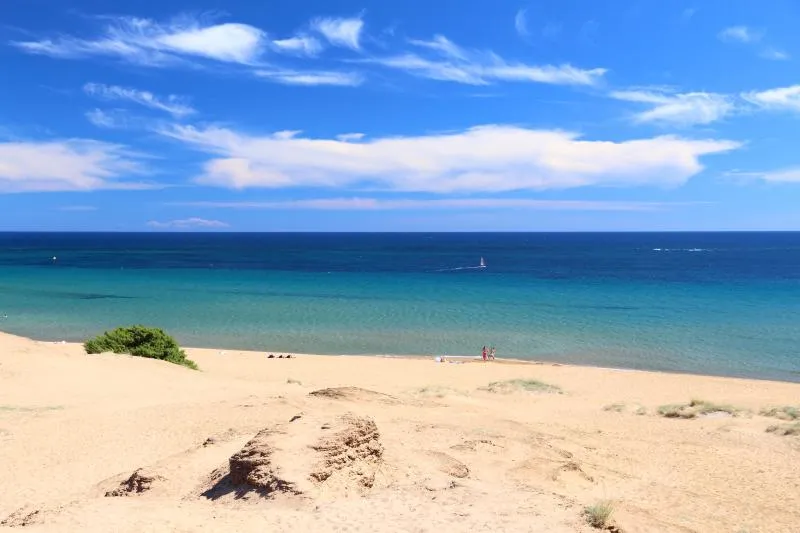 Malerischer Issos Strand auf Korfu mit türkisfarbenem Wasser